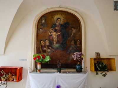 Nell�immagine Maria regge le chiavi del Paradiso mentre Ges� indica le porte del cielo come via da seguire